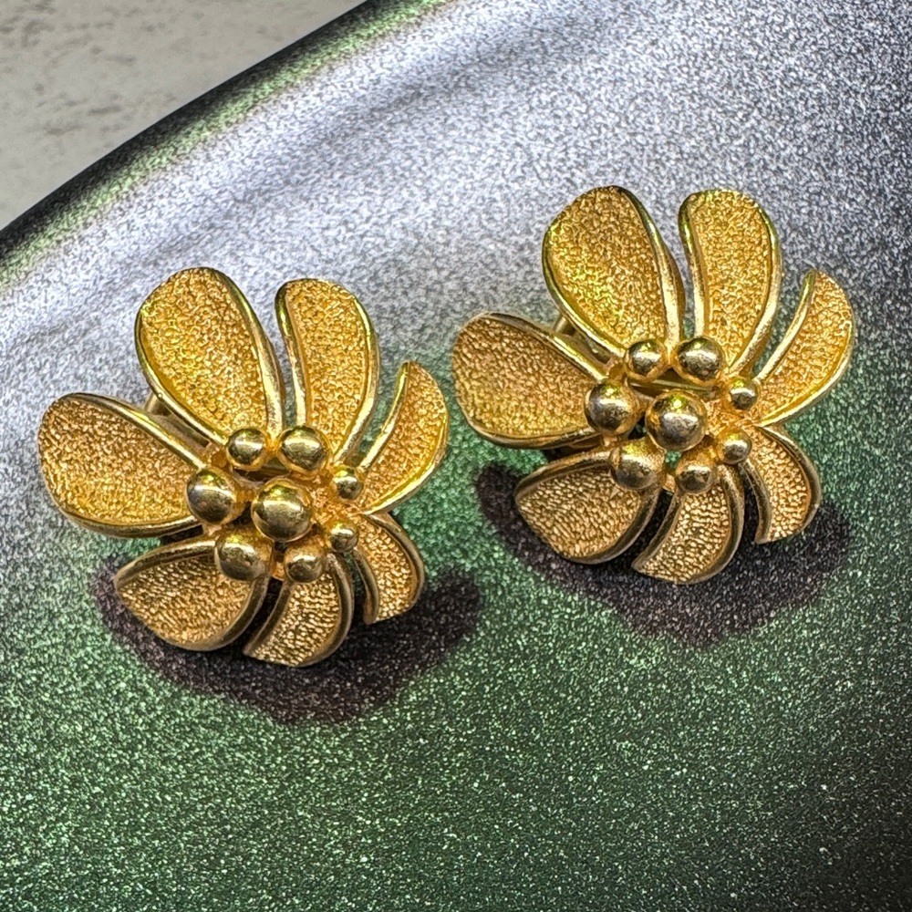 Crown Trifari Vintage Signed  Floral Clip-on Earrings - Women Jewelry - Picture 5 of 7